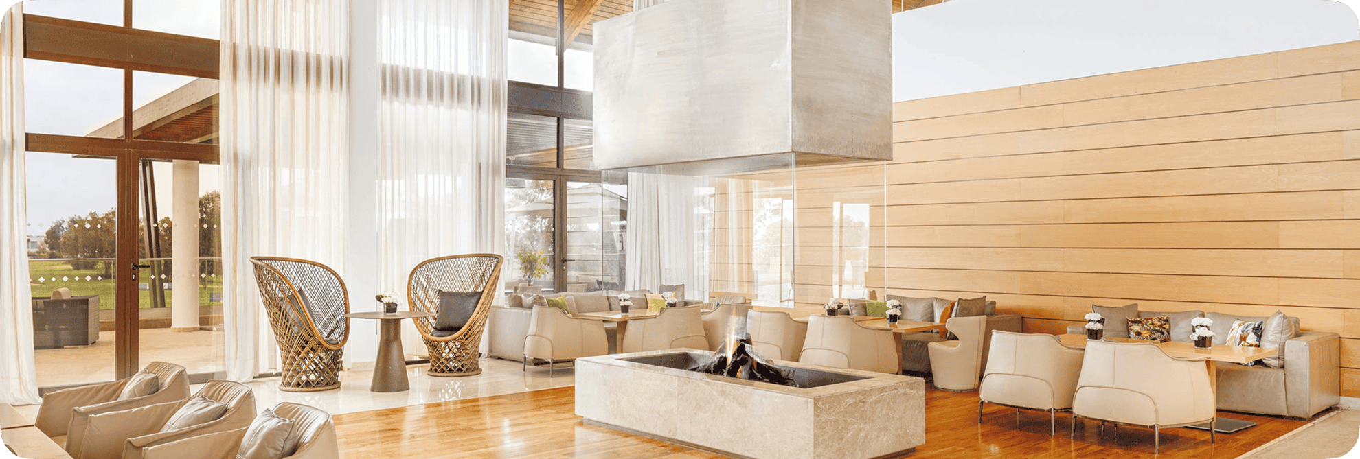 Salon lumineux et chaleureux avec de grandes baies vitrées
